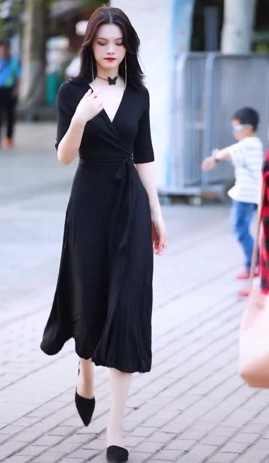 街拍小姐姐皮肤白得像“全身打了高光”,路人看到很扎心