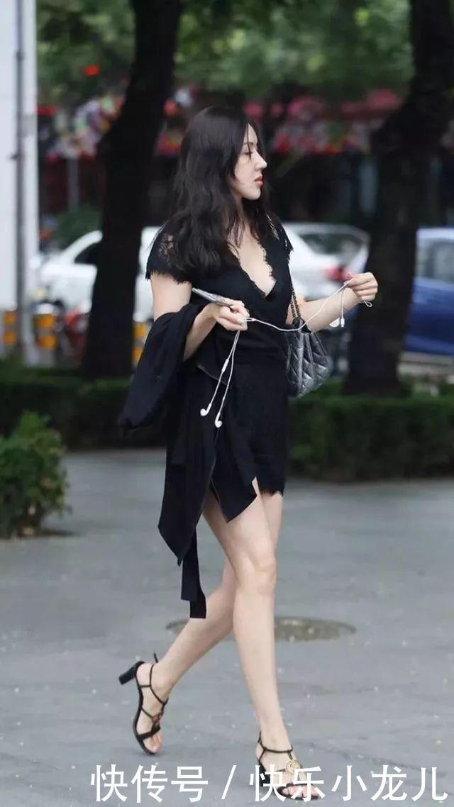 修身|街拍美女白色套装搭配银白色的高跟鞋,简简单单就穿出了气质感