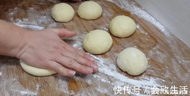 以后面粉就这样做,加3个鸡蛋,不用烤不用蒸,比蛋糕都香甜好吃
