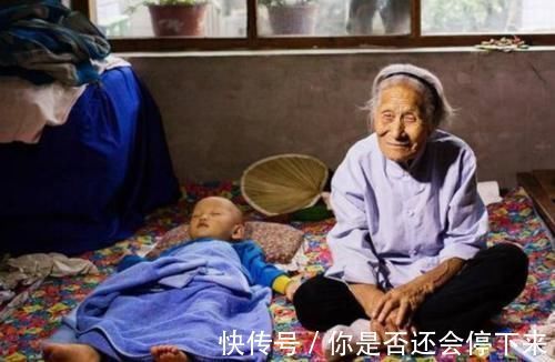 小两口|有一种拖累叫“老人假带娃”,看起来很辛苦其实全凭嘴,太坑娃