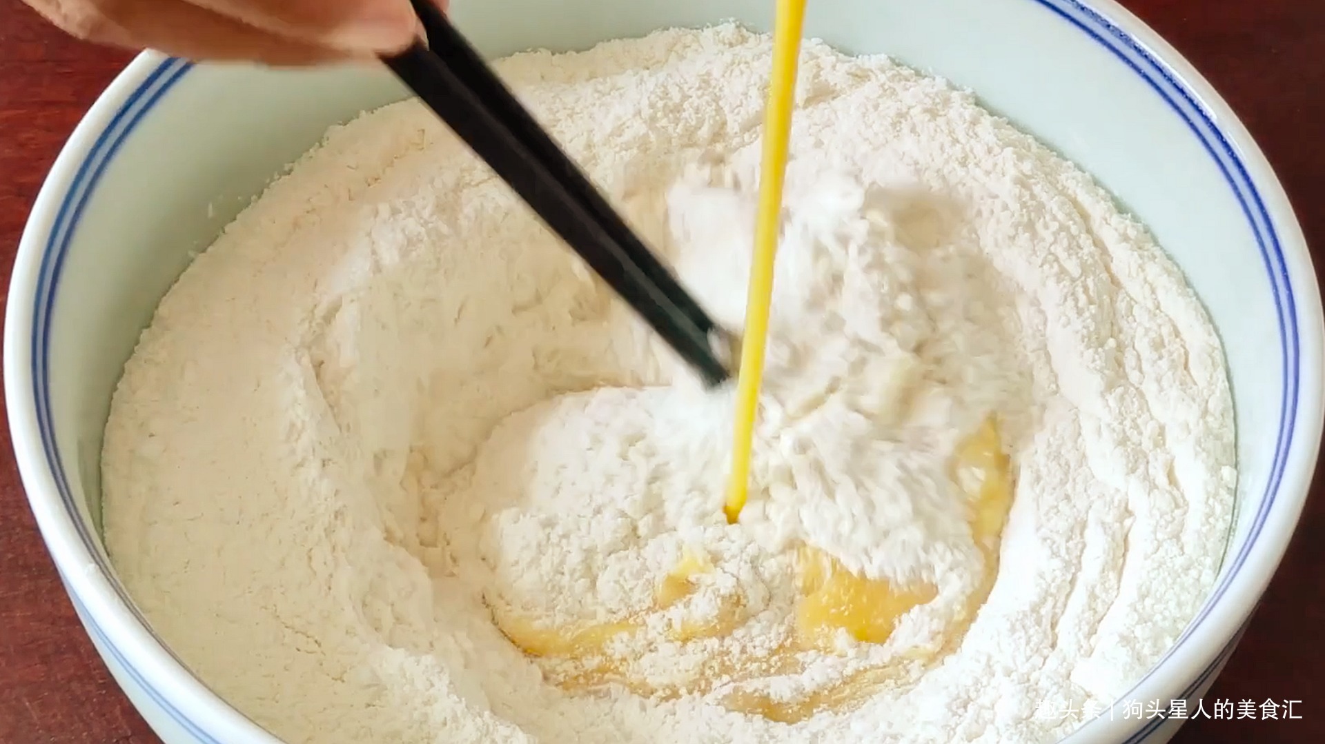 面粉不要做包子馒头了,教你新做法,不蒸也不烤,上桌就扫光