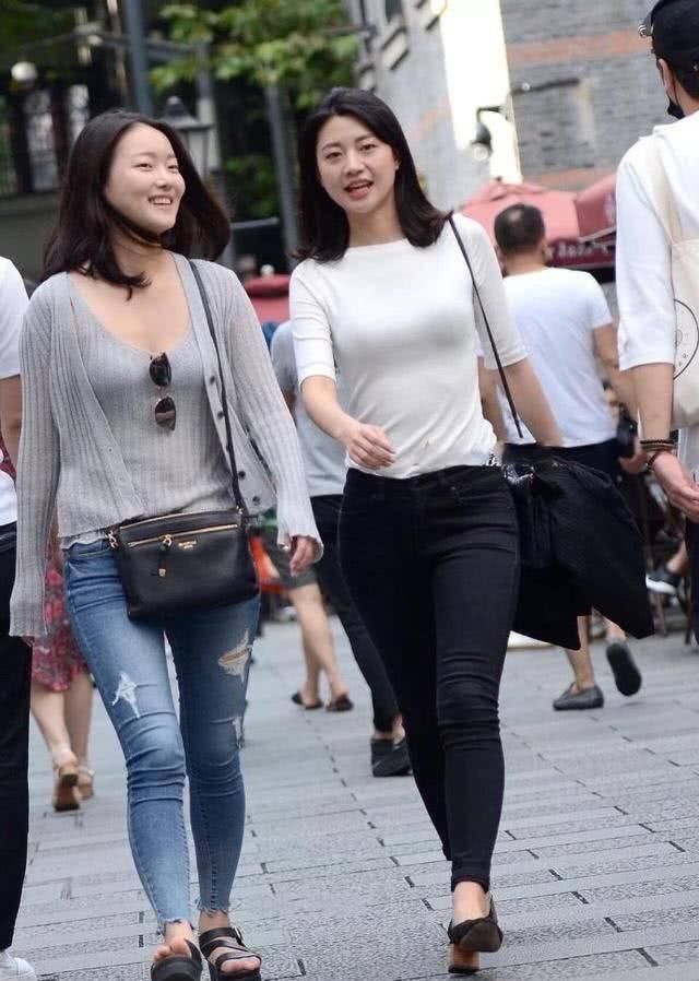 街拍小姐姐白色修身T恤+黑色紧身裤,修身的时尚穿搭让人羡慕