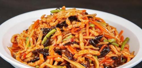 制作鱼香肉丝时,好吃有诀窍!不放醋和豆瓣酱,依旧香嫩又入味!