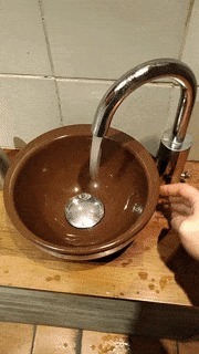 |搞笑GIF:老婆太厉害了 她说这样晾衣服干的比较快