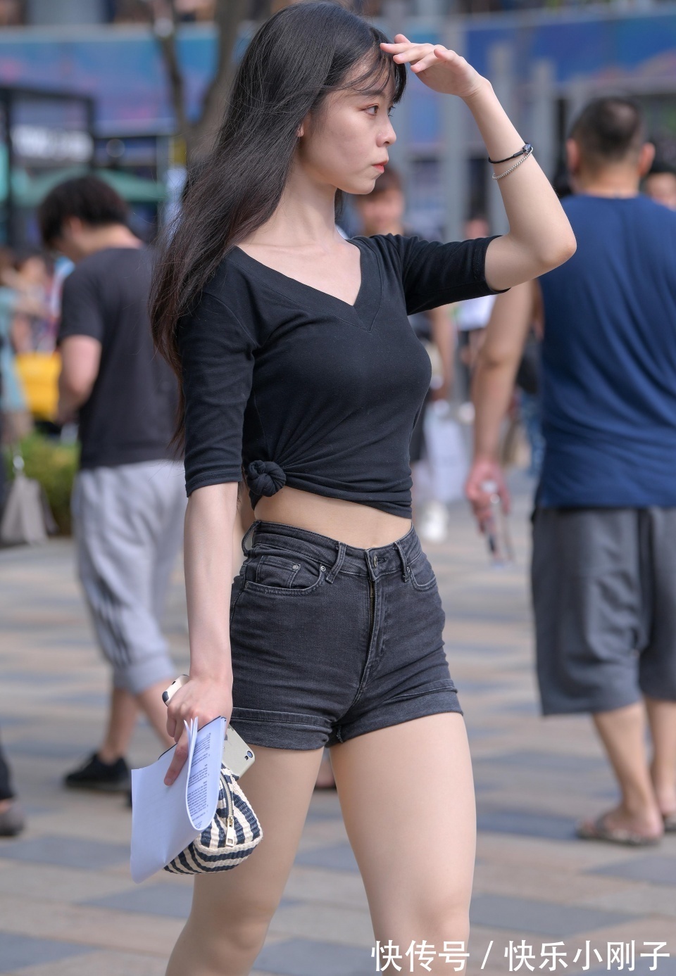 女孩|小姐姐身穿黑色紧身短袖,搭配黑色牛仔短裤,走在街上很自信大方