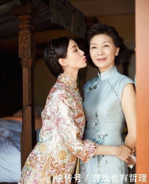 素雅|婚礼上婆婆丈母娘高调走红毯,穿红色旗袍比美,把新娘风头都抢了