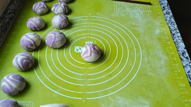 用黑豆做一锅包子，拿它当早餐主食，营养又好吃，全家都爱吃