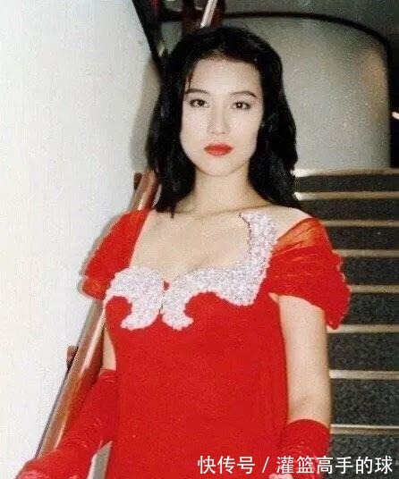 红色|完形填空从90年代火到21世纪的是____的长裙和____的头发!