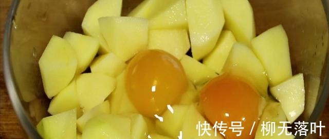 土豆|又一道菜火了，土豆块里打入2个鸡蛋，简单一拌，出锅给肉都不换！