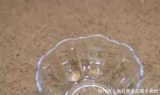 衣物|洗衣服时别只放洗衣液，多放一碗它，不用搓洗，衣服干净如新！