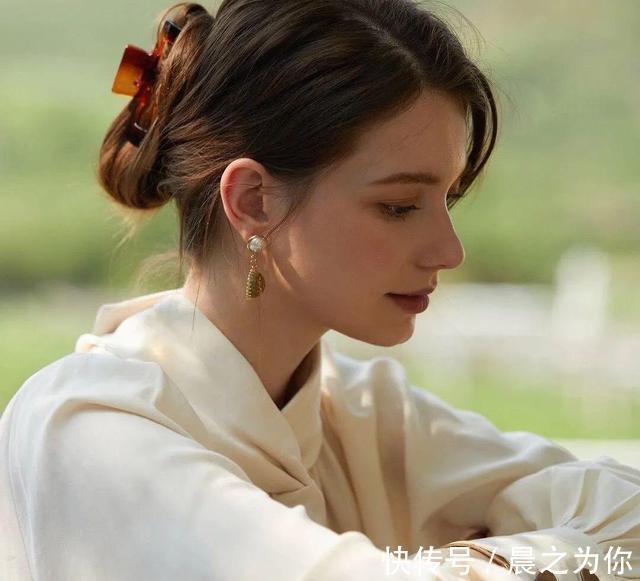 身材|25岁浙大留学生爱健身，四国混血颜值，搭配凹凸身材，吸粉超百万