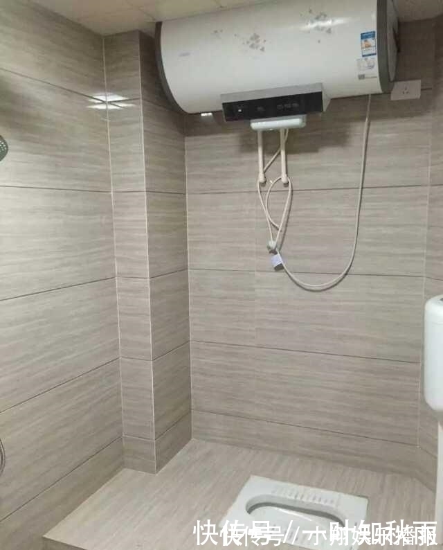 卫生间装|头一次见卫生间热水器不挂墙上,这样放太聪明了,好看又不占地