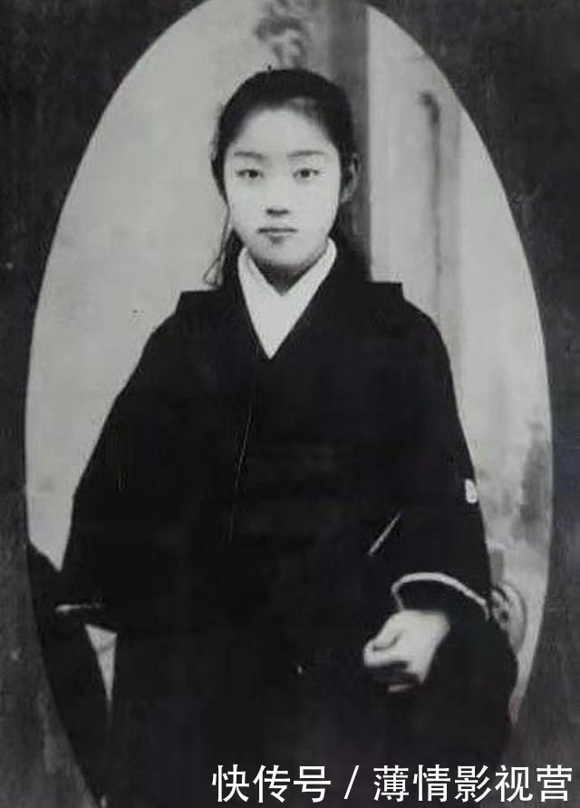 普京|13张世界名人罕见照稚气的普京,留长发的成龙,扭胯的林青霞