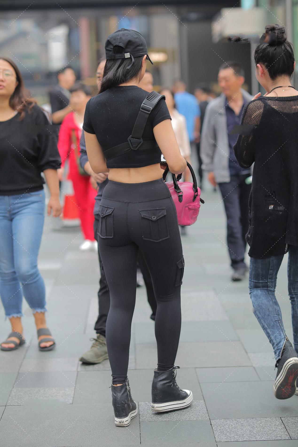 设计|工装风的运动裤, 搭配黑色短袖, 又酷又休闲