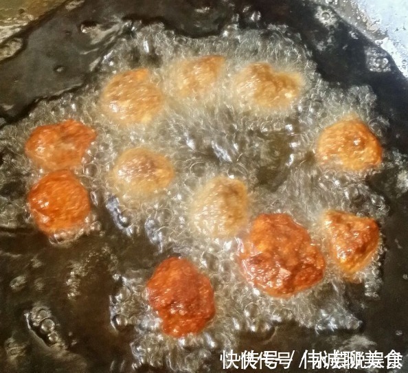 外婆|炸丸子，加淀粉是大错！外婆教我加点它，金黄酥脆，鲜嫩不油腻！
