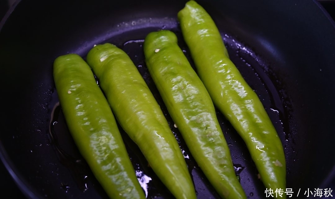 尖椒别总炒着吃,换一个新做法,香而不辣,大人孩子都抢着吃