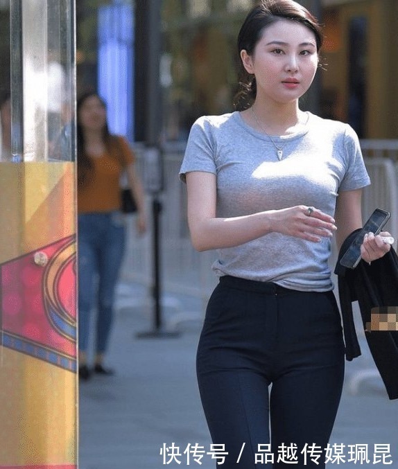 街拍：灰色上衣搭配黑色休闲裤，让你的美不再低调！