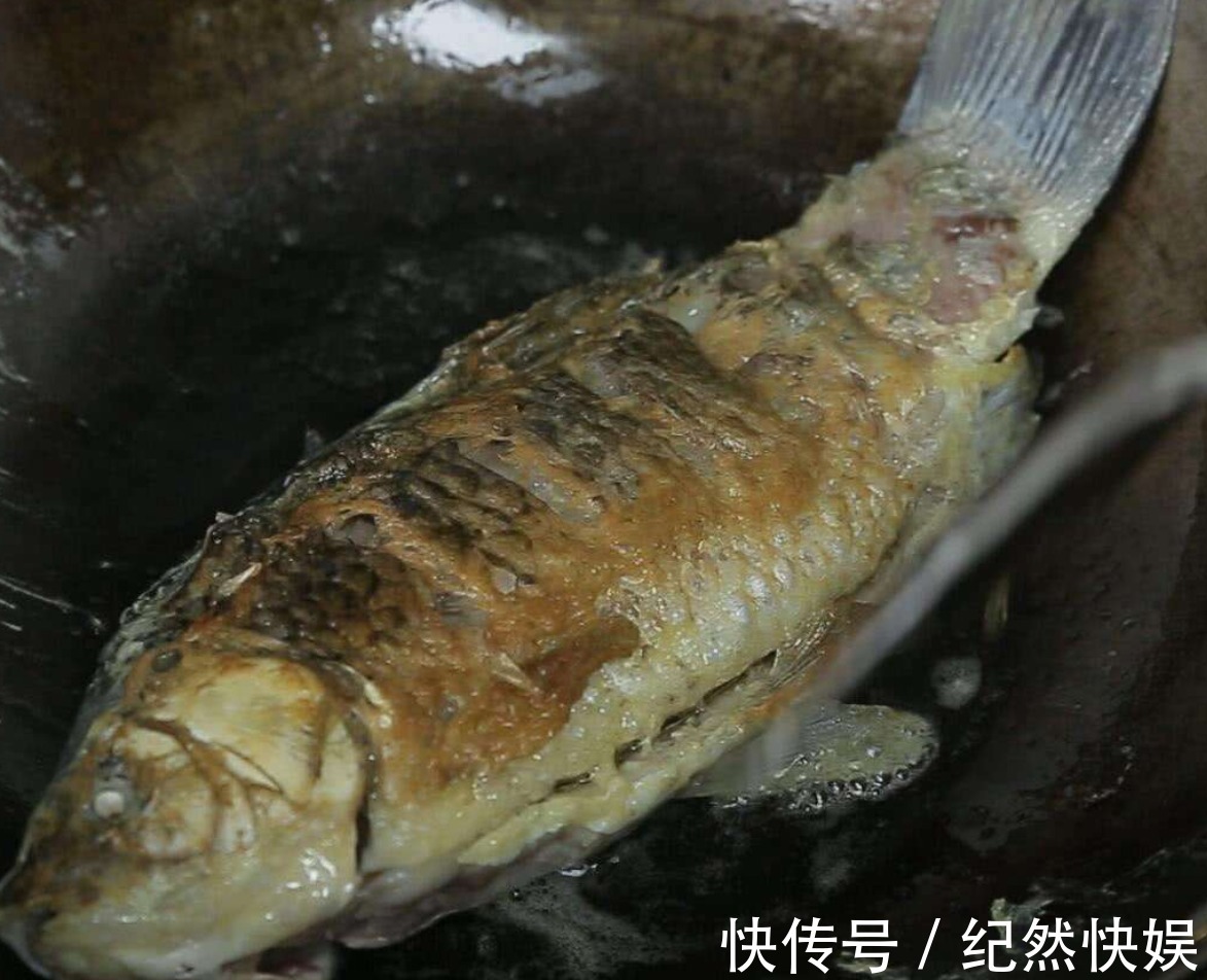 鲜嫩|煎鱼时,不要着急下锅,教你2招,鱼肉鲜嫩不粘锅,美味无腥味