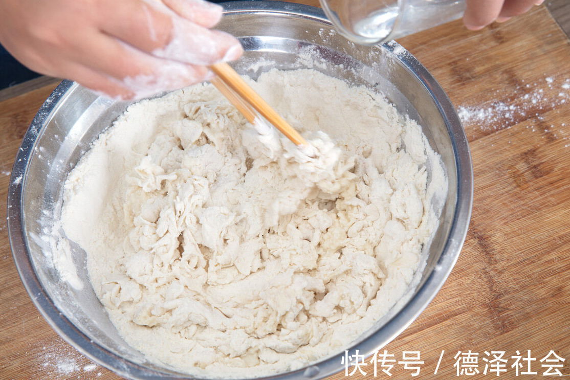 吃饺子|天热吃此馅饺子，2块钱一斤，鲜嫩清香又解腻，女人孩子多吃有益