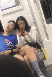 |GIF搞笑段子:妹子,你身后有个狗熊跟着你,是你的雇佣保镖吗?