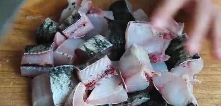 我家鱼肉从不炖着吃,淋2个鸡蛋,简单一做,上桌瞬间被扫光,香