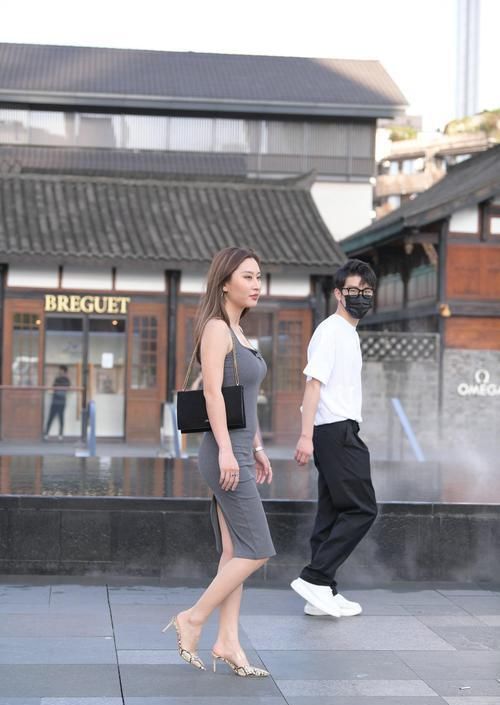 都是修身裙，身材的差别让美丽大不同