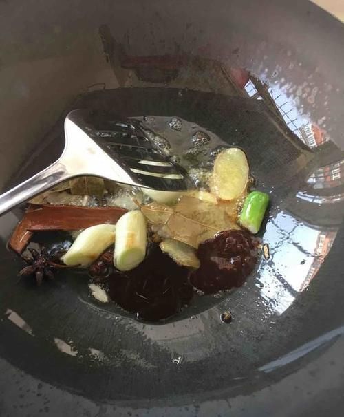 过年炖肉，要想肉质鲜嫩入味，一定要加这两种调料，越炖越香