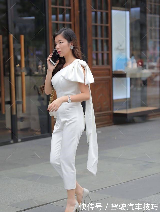 高跟鞋 白色连体衣时尚又个性,搭配高跟鞋高级十足,气场很强大!