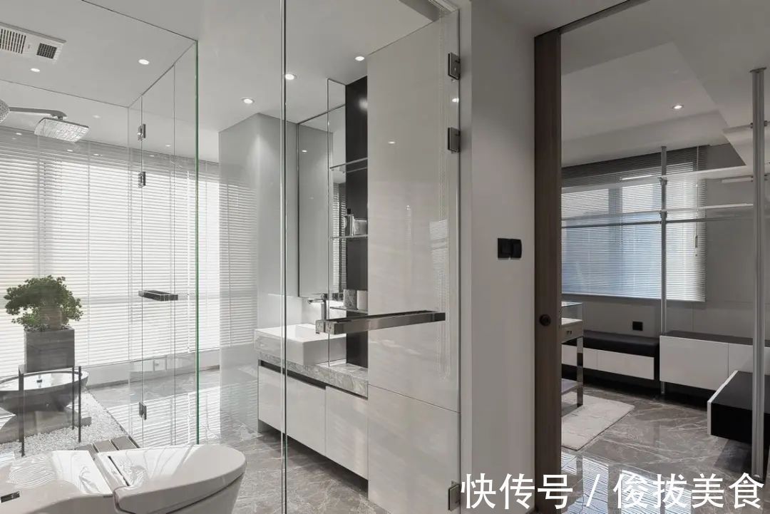 优雅|180㎡现代简约，卫生间用玻璃墙？设计太大胆！是否有点奔放？