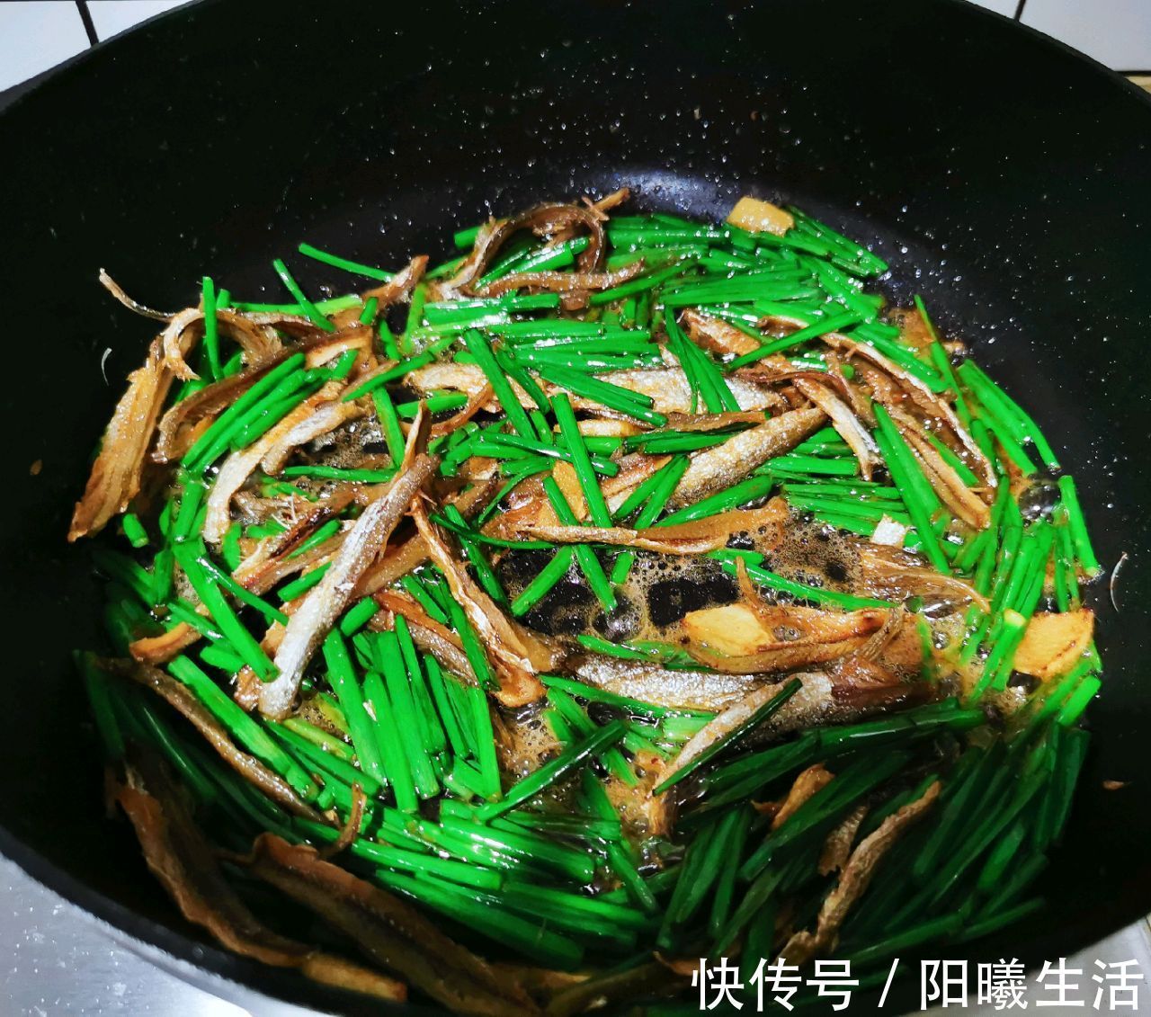 炒制|韭菜苔炒小鱼干,美味可口,营养健康