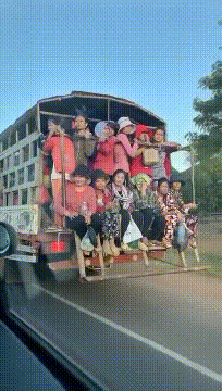 |搞笑GIF:路上遇到一个收二手媳妇的车,也不知道是什么价格!