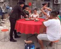 |搞笑GIF段子:男的喝白酒,女的喝啤酒,其他的随意