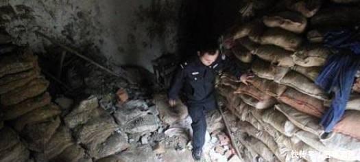 农民修房子挖出两副棺材,打不开放了一把火,他想掩饰什么!