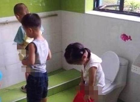 裤子|3岁女儿从幼儿园回家，紧握裤子说不能尿尿，脱下裤子妈妈气炸