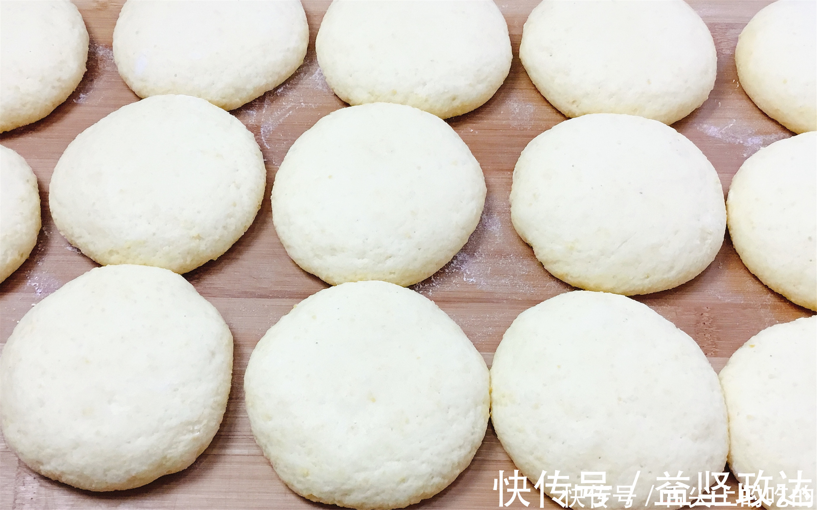 奶香玉米饼，柔软又香甜，老阿姨分享技巧，放一天不发硬