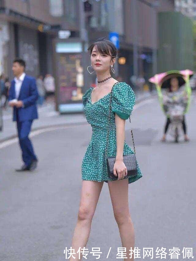 身材高挑的时尚姑娘,选择精致短裙穿搭,轻松展现出众美感