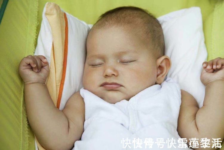 被子|宝宝睡觉喜欢高举双手？妈妈莫放回被子里，原因知道吗？