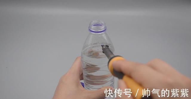 塑料瓶装点水挂在窗边，作用真厉害，邻居见了纷纷学起来