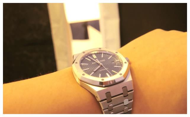 时尚歌星艾福杰尼戴什么腕表,男士运动腕表,爱彼15400的魅力