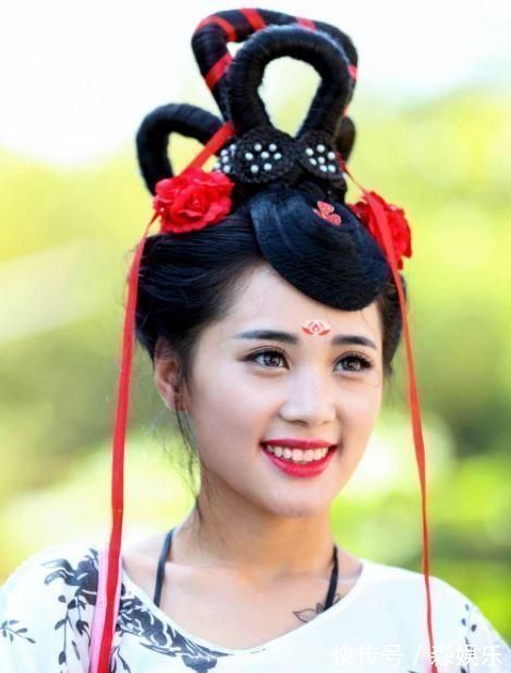 才女!才女出上联“青天白日,进退两难”,秀才下联才女脸红心跳