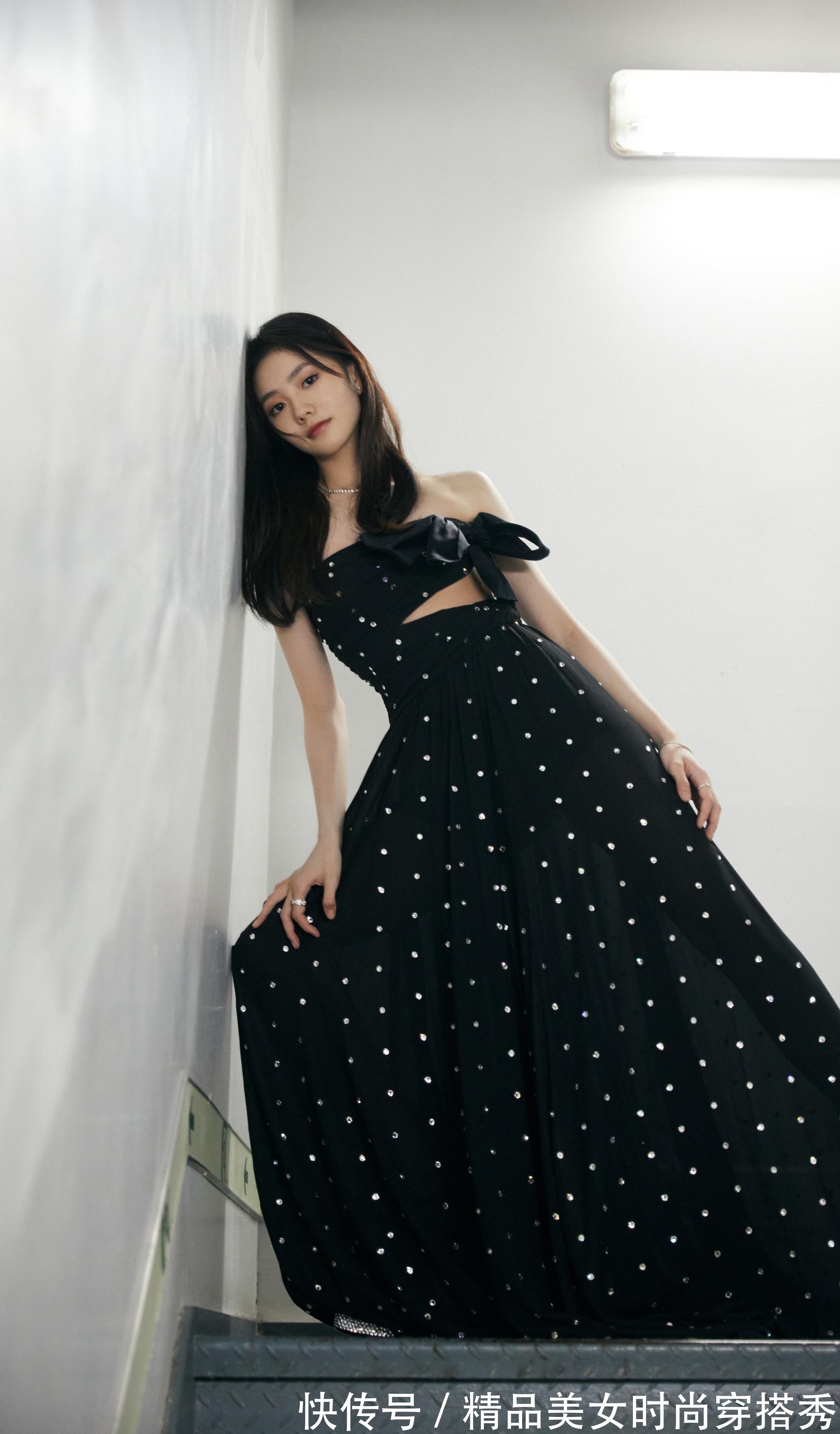 蝴蝶结 简约时尚的抹胸设计搭配蝴蝶结装饰,女人味十足