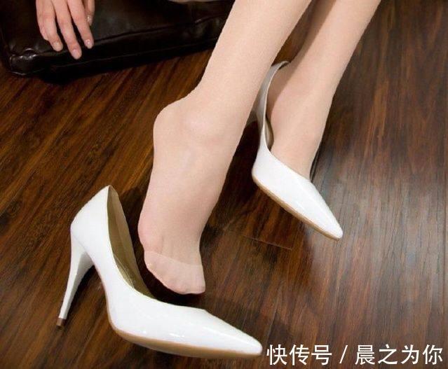 身材 薄款丝袜遇上尖头高跟鞋,美丽搭配秀出女神曼妙身材