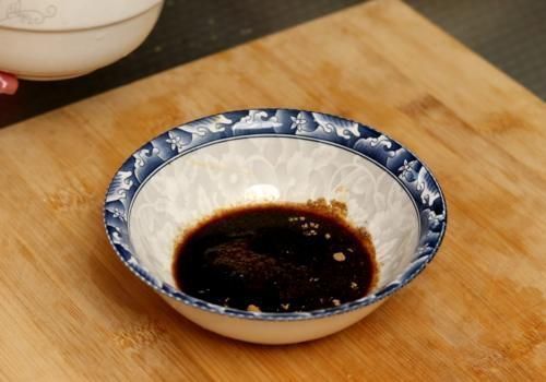 红油|煎豆腐时,直接下锅煎就“废了”,记住2个窍门,豆腐不碎不粘锅