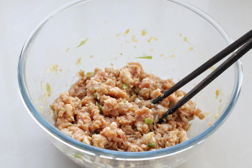 营养|不揉面不醒面，用饺子皮做生煎包，皮薄馅大营养好吃，简单零失败