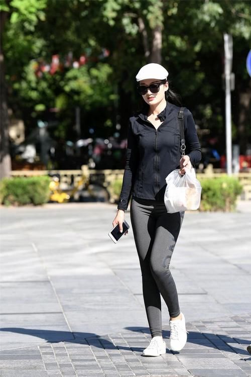 瑜伽服|都说穿了瑜伽裤人矮腿粗，看了她们穿瑜伽裤，发现还真不是这样