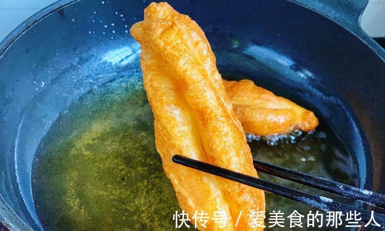 炸油条加酵母，难怪不好吃！教你正确做法，油条不僵硬，蓬松酥脆