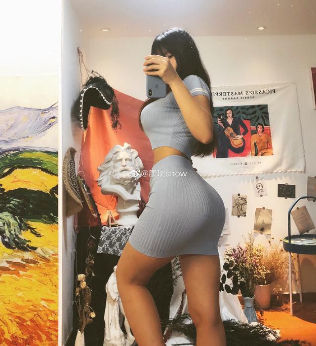 健身@女画家热爱健身,坚持5年,练出完美的“黄金”腰比