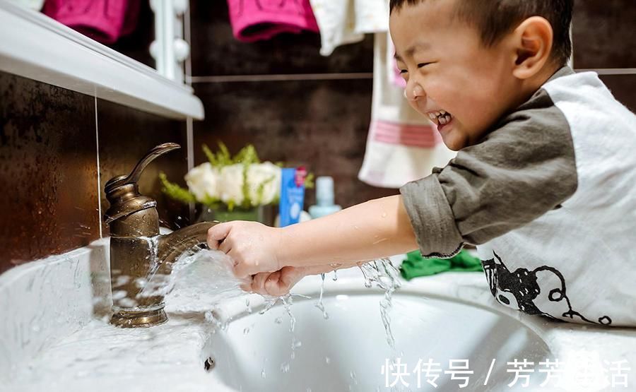 儿子|妈妈出门买菜,留自己的儿子独自在家,回家时被眼前的一幕吓到