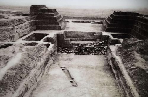 出土|农民取土踩出一个大窟窿,出土一件罕见“桌子”,修复后震撼世界