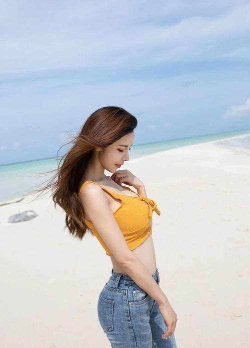 穿搭 紧身牛仔裤果然百搭,在沙滩上也毫不突兀,真是太性感了!